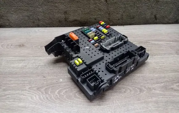 Volvo V70 Fuse module 30728512 28017881