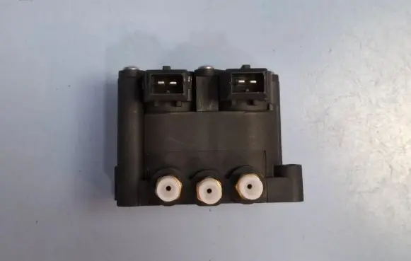 BMW 5 E39 Air suspension valve block 37221092349 4722525610 37226778773