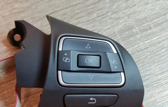 Steering wheel buttons/switches