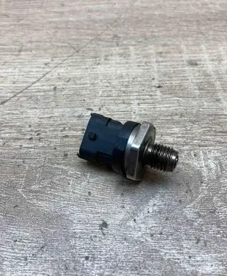 BMW 5 E39 Fuel pressure sensor 0281002788