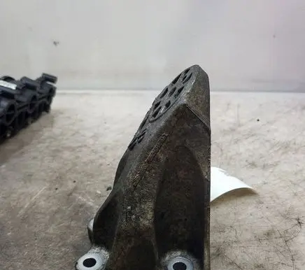 Audi Q7 4L Engine mounting bracket 7L6199307A