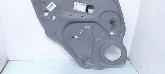 Rear door manual window regulator