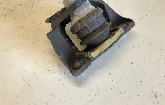 Volvo XC90 Engine mount bracket 326F22