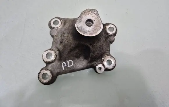 Engine mounting bracket