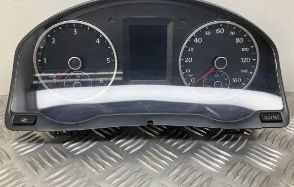 Volkswagen Tiguan Speedometer (instrument cluster) 5N0920972A