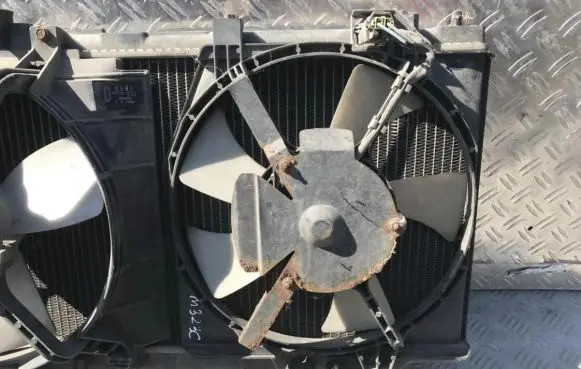 Mazda 323 Radiator cooling fan shroud