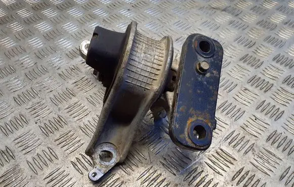Honda CR-V Engine mount bracket T1T