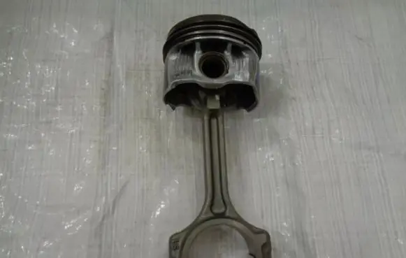 Renault Clio V Piston with connecting rod