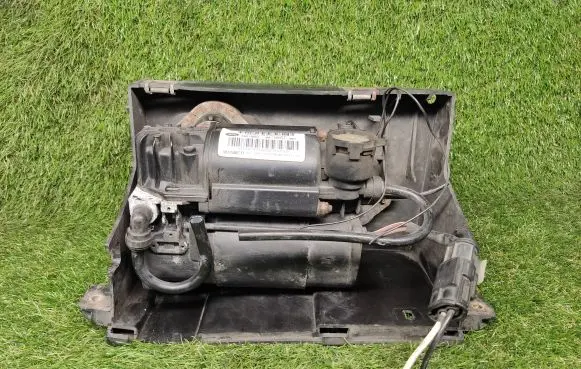 Land Rover Discovery Air suspension compressor/pump RQG100041