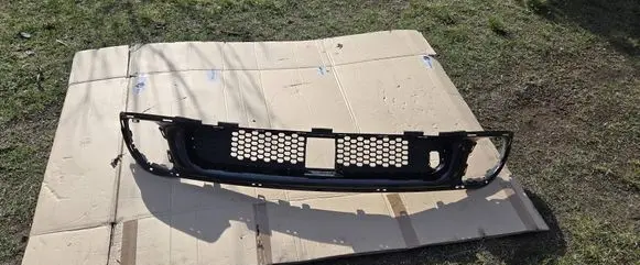 Jeep Grand Cherokee Front bumper lower grill 