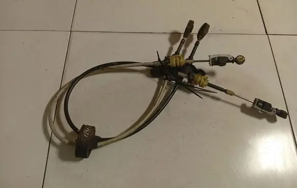 Opel Astra H Gear shift cable linkage 13110708