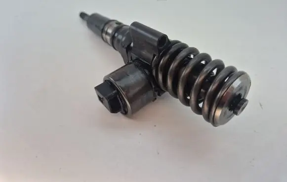 Volkswagen PASSAT B6 Fuel injector 03G130073G