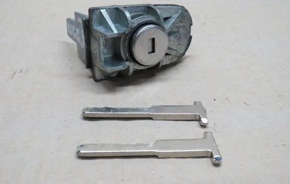 Ford Kuga II Front door lock (next to the handle) 