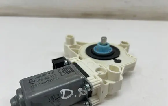 Mercedes-Benz CLA C118 X118 Front door window regulator motor A0009061607