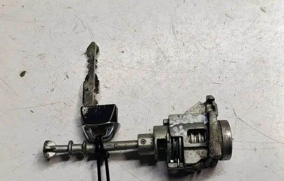 Suzuki SX4 S-Cross Front door lock (next to the handle) 30A5WF