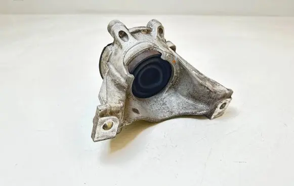 Engine mount bracket
