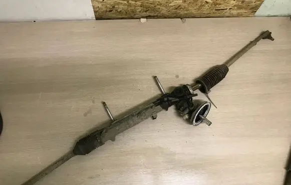 Citroen C4 I Steering rack 6820000087
