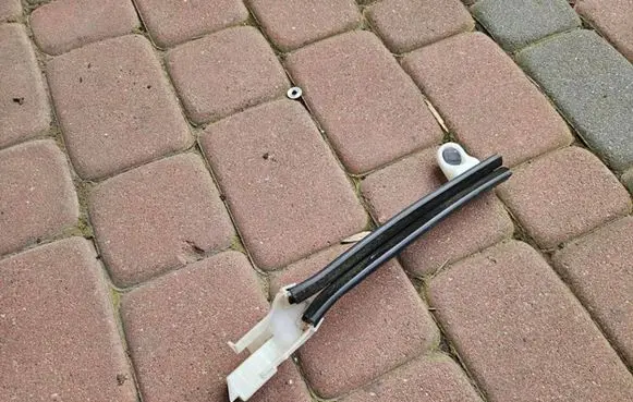 Opel Grandland X Rear door windshield rail 9821855580