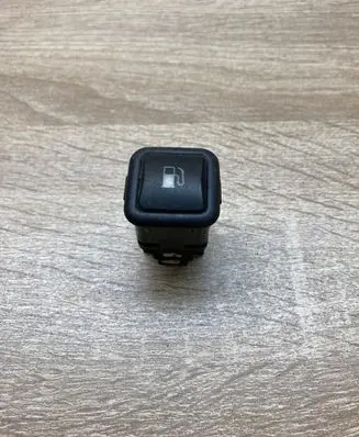 Volkswagen PASSAT B5 Fuel tank opening switch 03000313