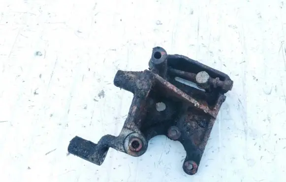 Mitsubishi Carisma Engine mounting bracket