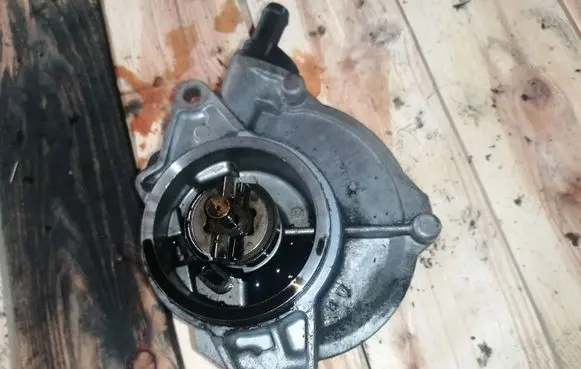 Audi A8 S8 D3 4E Vacuum pump