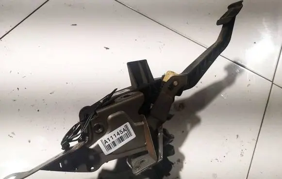 Ford Grand C-MAX Brake pedal AV617B633BD