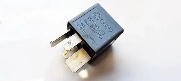 Volkswagen PASSAT B5 Other relay 8D0951253