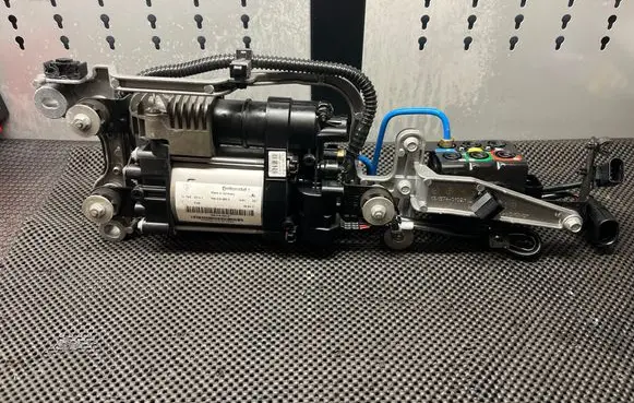 Porsche Macan (95B) Air suspension compressor 95B616006D 95B616006
