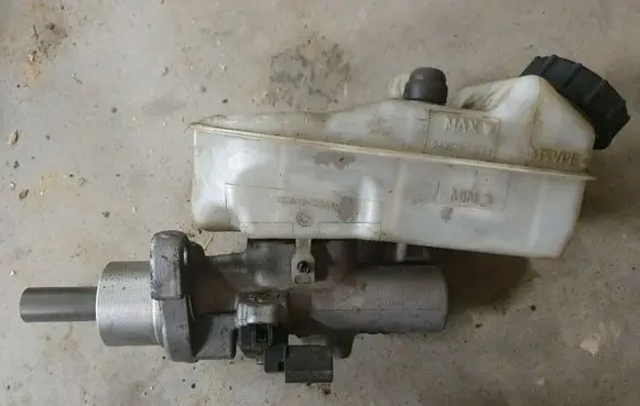 Volkswagen Transporter - Caravelle T5 Master brake cylinder 7E0611303C