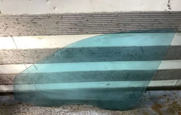 Mercedes-Benz E W211 Front door window glass four-door 43R000262