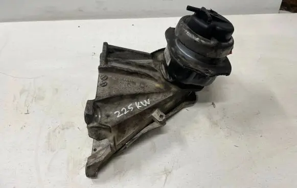 BMW X5 E70 Engine mounting bracket 6790022