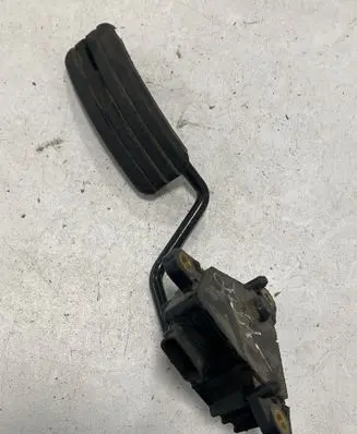 Accelerator throttle pedal