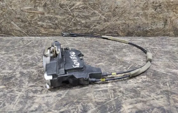 Mitsubishi Grandis Rear door lock