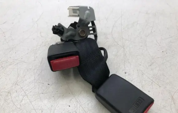 Mazda 3 III Middle seatbelt buckle (rear) 