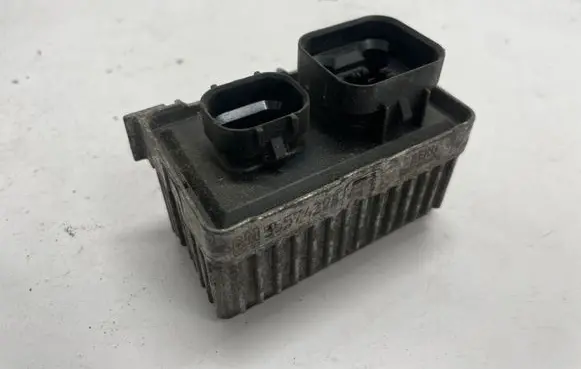 Opel Astra J Glow plug pre-heat relay 55574293
