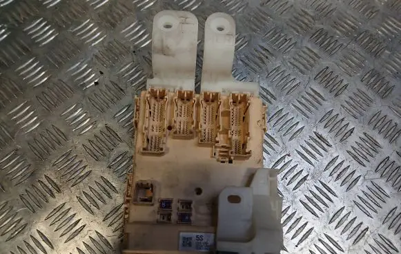Toyota Auris 150 Fuse module 8273012X81 63586756 5SA31THGJ