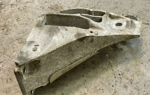 BMW X5 E70 Engine mounting bracket 6772680 1S19C83 67871110