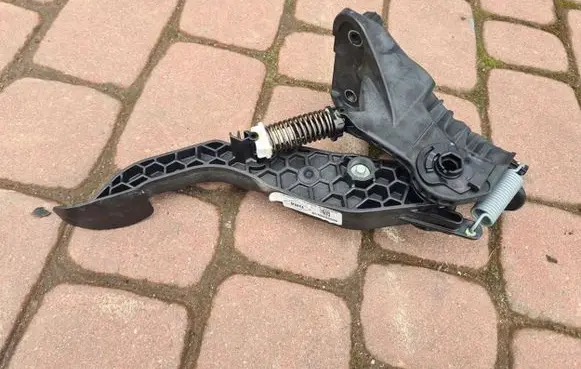 Renault Captur II Clutch pedal 465033991R