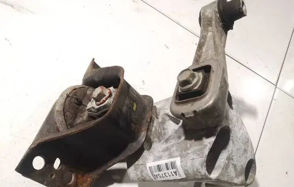 Nissan NV200 Engine mount bracket