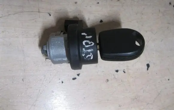 Volkswagen Polo IV 9N3 Ignition lock M814