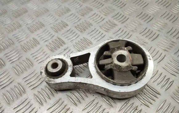 Opel Vivaro Engine mount bracket