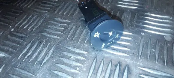 Nissan Qashqai Passenger airbag on/off switch 