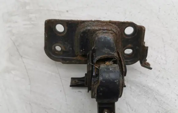 Toyota RAV 4 (XA40) Engine mount bracket