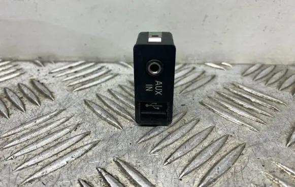 BMW 7 F01 F02 F03 F04 AUX in-socket connector 9129652 61319129652