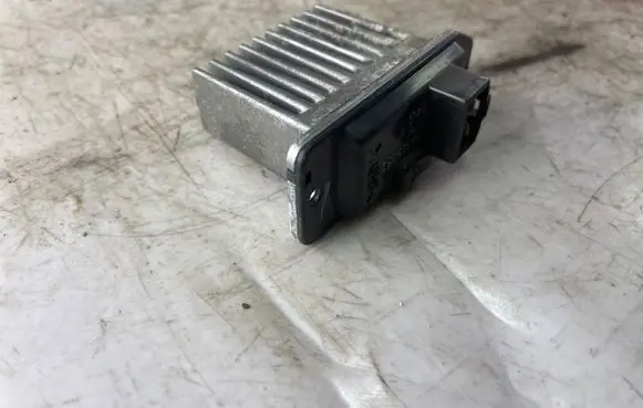 Mitsubishi Pajero Sport I Heater blower motor/fan resistor Mr315051