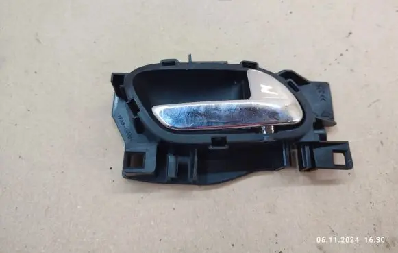 Peugeot 5008 Front door interior handle