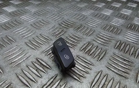 Volkswagen Tiguan Central locking switch button 1K0962125B