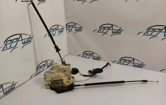 Volkswagen PASSAT B6 Front door lock 3C2837016A
