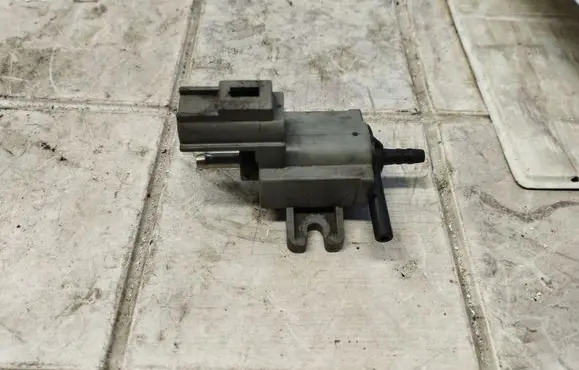 Land Rover Range Rover Sport L320 Turbo solenoid valve 70121100