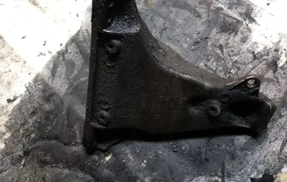 Volkswagen PASSAT B5 Engine mounting bracket 8D0199308L